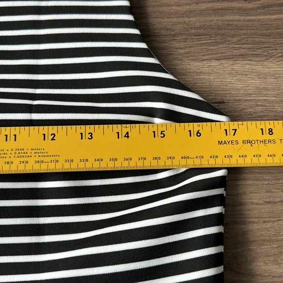 Necessary Objects Cropped Scalloped Hem Sleeveless Top in Sz Medium - Picture 7 of 7